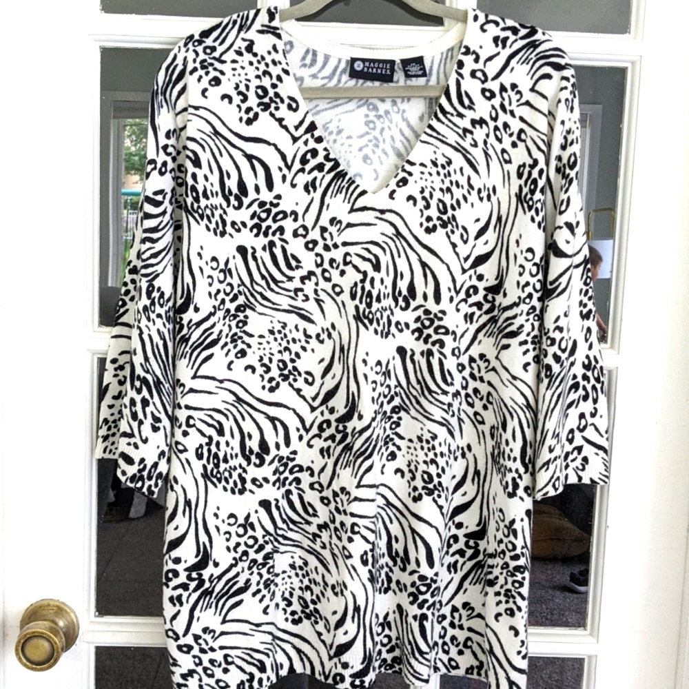 Women's 2X Black White Sweater Soft Animal Print V-Neck Pullover